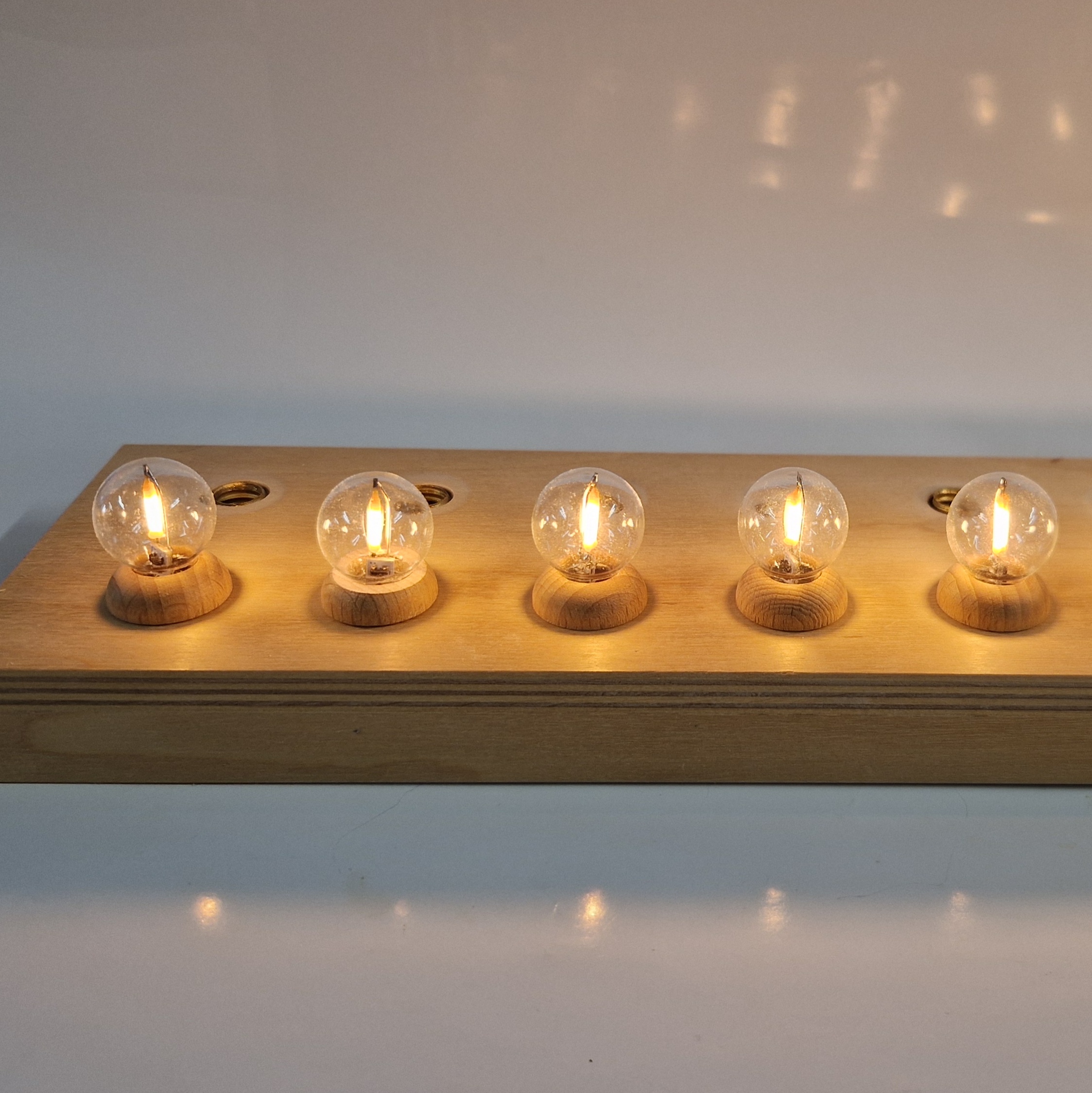 Filament-LED Kugelform mit variabler Spannung 8 bis 55 Volt 