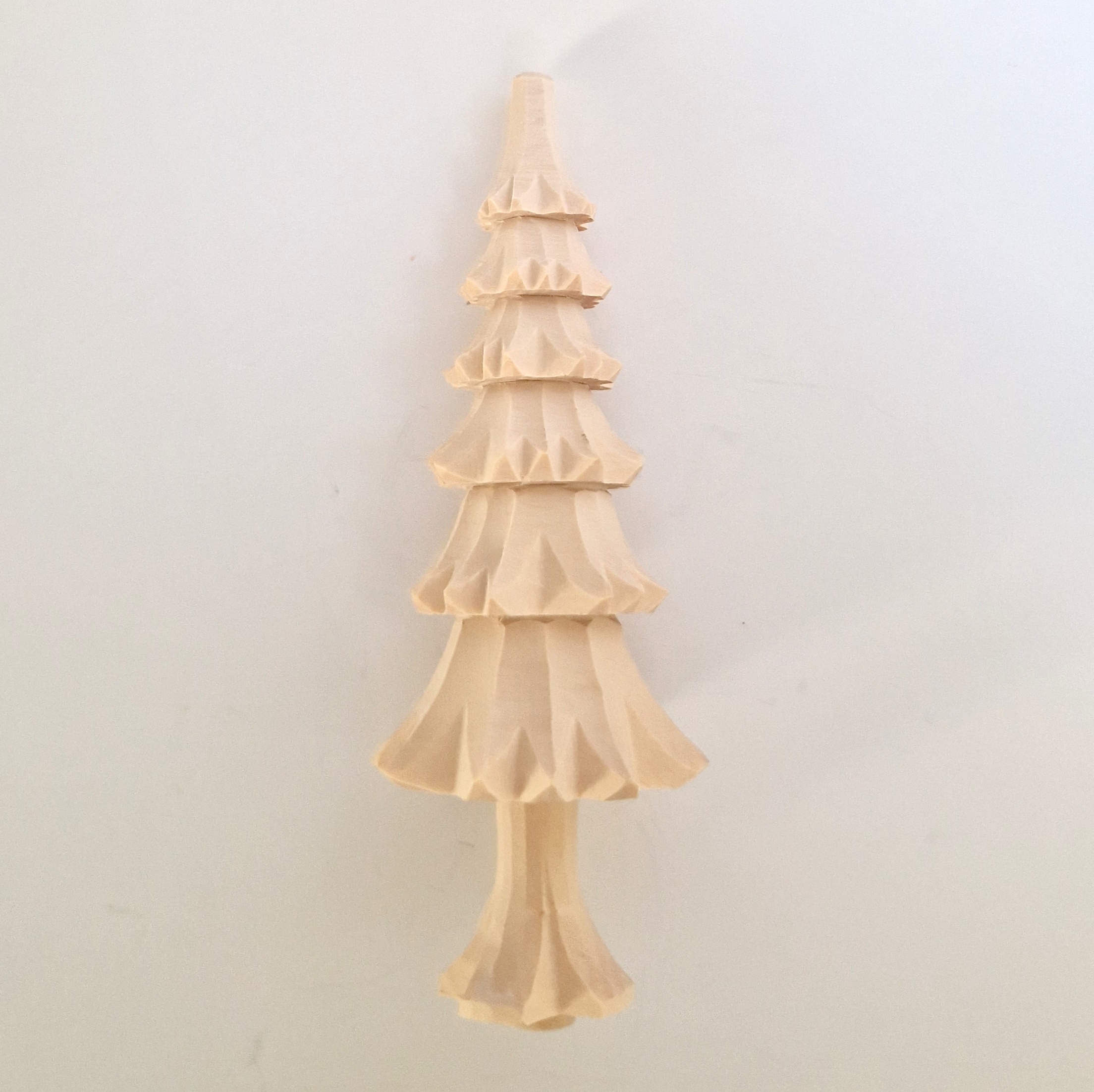 geschnitzter Baum mit Stamm, gebohrt als Pyramidenwelle