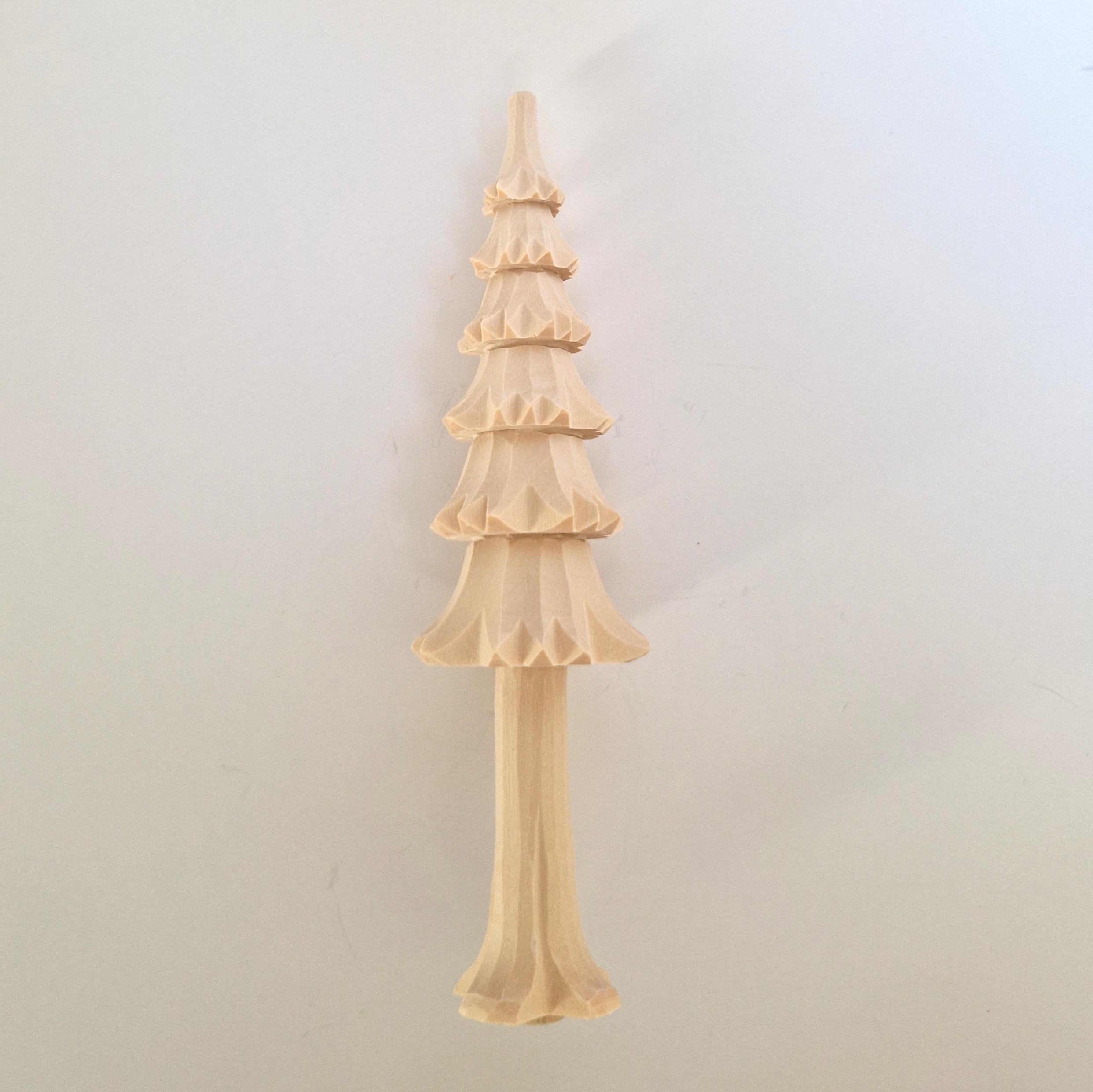 geschnitzter Baum mit Stamm, gebohrt als Pyramidenwelle