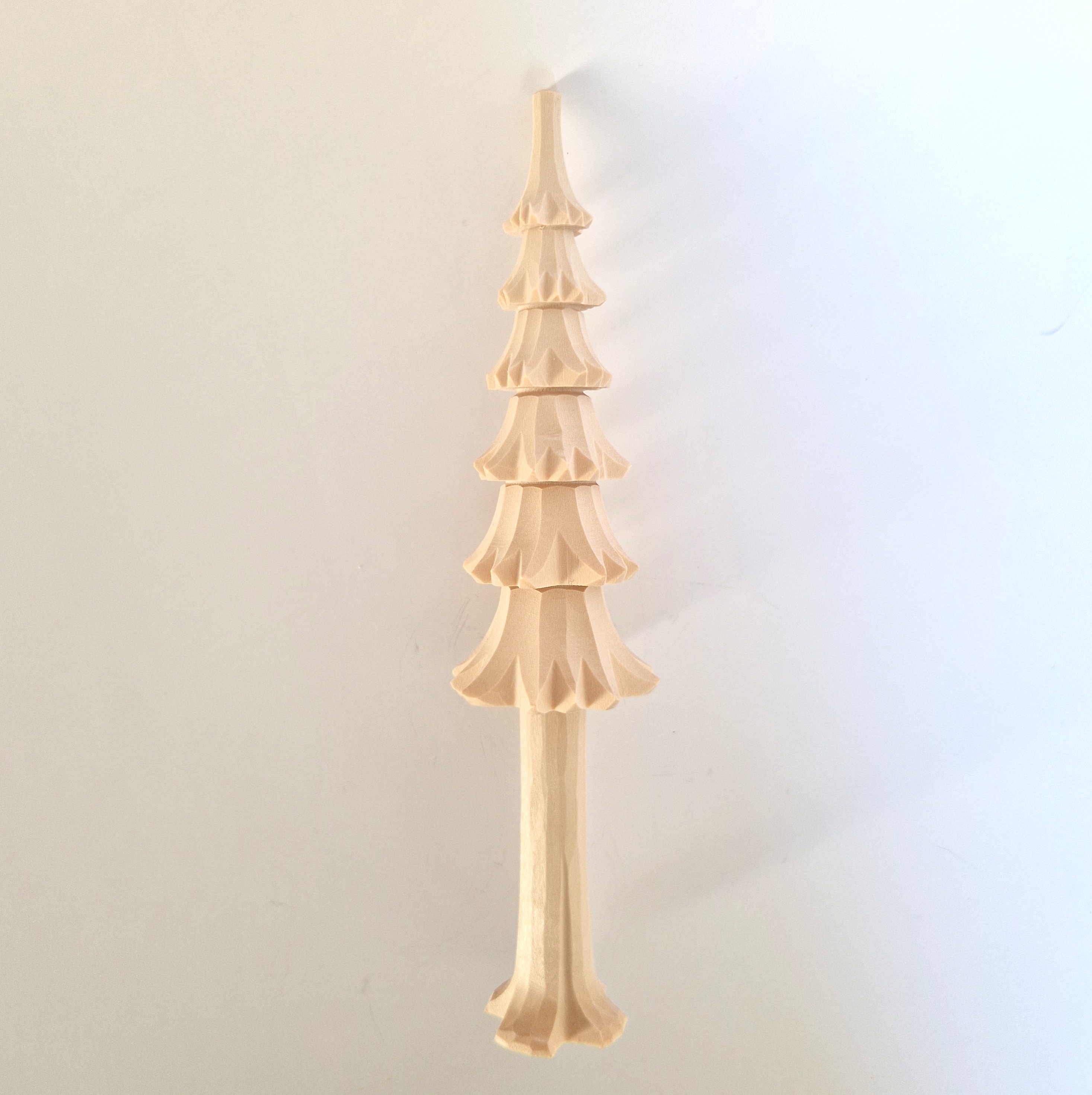 geschnitzter Baum mit Stamm, gebohrt als Pyramidenwelle