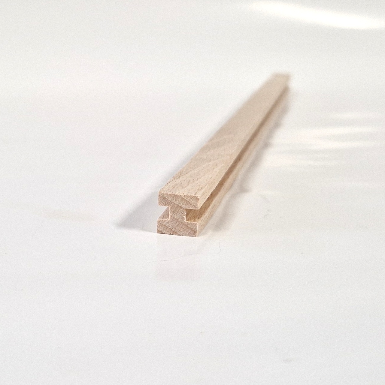 Nutleiste mit zwei gegenüber liegenden Nuten als Mittelpfosten für Zäune 